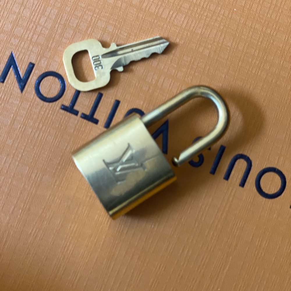 Beautiful Louis Vuitton Lock and Key - Picture 4 of 9